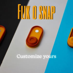 以下が含まれることがあります： 黒、白、青の背景に、円形のデザインが施されたオレンジと赤の楕円形のオブジェクトが3つ表示されています。「FLIK O SNAP」の文字は黄色で、「Customize yours」は白です。