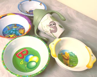 Juego de vajilla infantil vintage de marcas variadas: cuencos de melamina y vaso con boquilla.