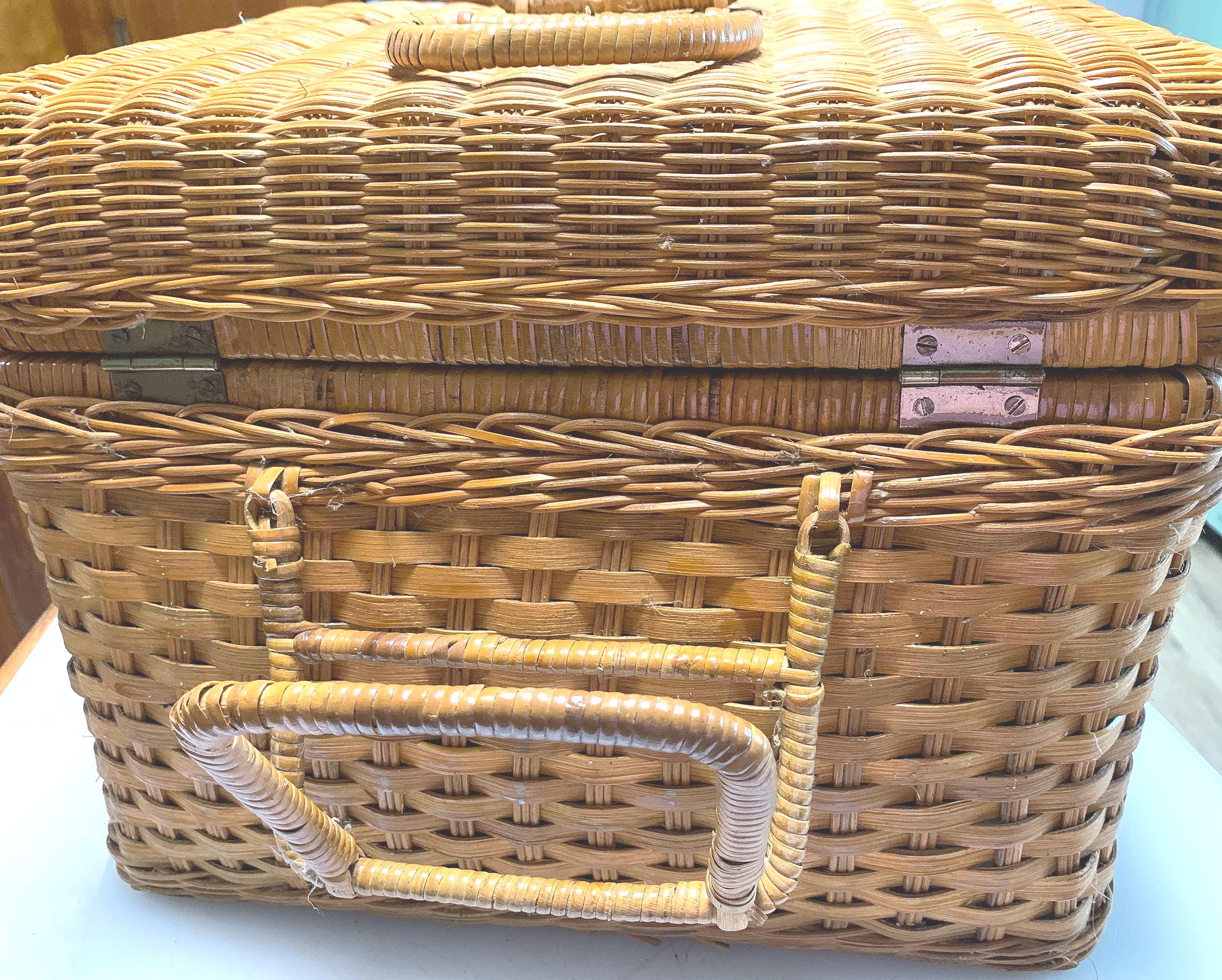 Vintage Wicker Picnic Basket Set 4 Person Hunting Scene Lining USA 15" x 13" x 12"