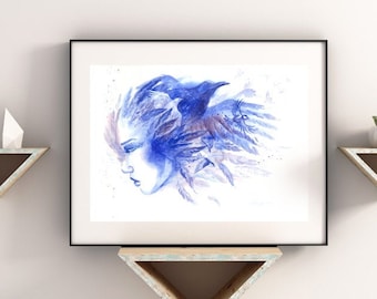 Op de afbeelding: Een aquarel schilderij van een vrouwen gezicht met vleugels en veren van een raaf die haar haar vormen. Het schilderij is in tinten blauw en paars en is ingelijst in een zwart frame.