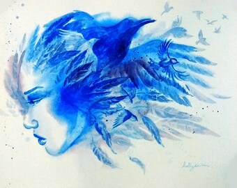 Op de afbeelding: Waterverf schilderij van een vrouwen gezicht met blauwe vogels en een raaf die rond haar hoofd vliegen. Het schilderij is gemaakt in tinten blauw en wit.