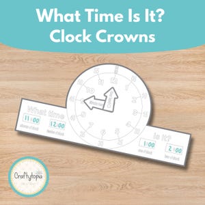 Könnte beinhalten: Ein weißer Uhrenkranz mit dem Text "What Time Is It? Clock Crowns." Das Zifferblatt zeigt die Zahlen und Zeiger. Die Uhrzeit wird als 11:00, 12:00, 1:00 und 2:00 angezeigt. Das Logo von Craftytopia Creations befindet sich unten links.