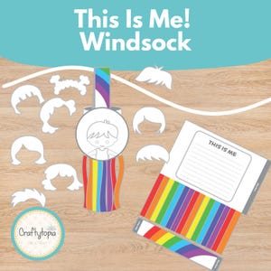 Pode incluir: Um kit de artesanato com o texto "This Is Me! Windsock". O kit inclui uma biruta com um design de arco-íris, um bloco de notas com o texto "This Is Me" e vários recortes de cabelo branco. A biruta apresenta uma ilustração de desenho animado de uma pessoa.