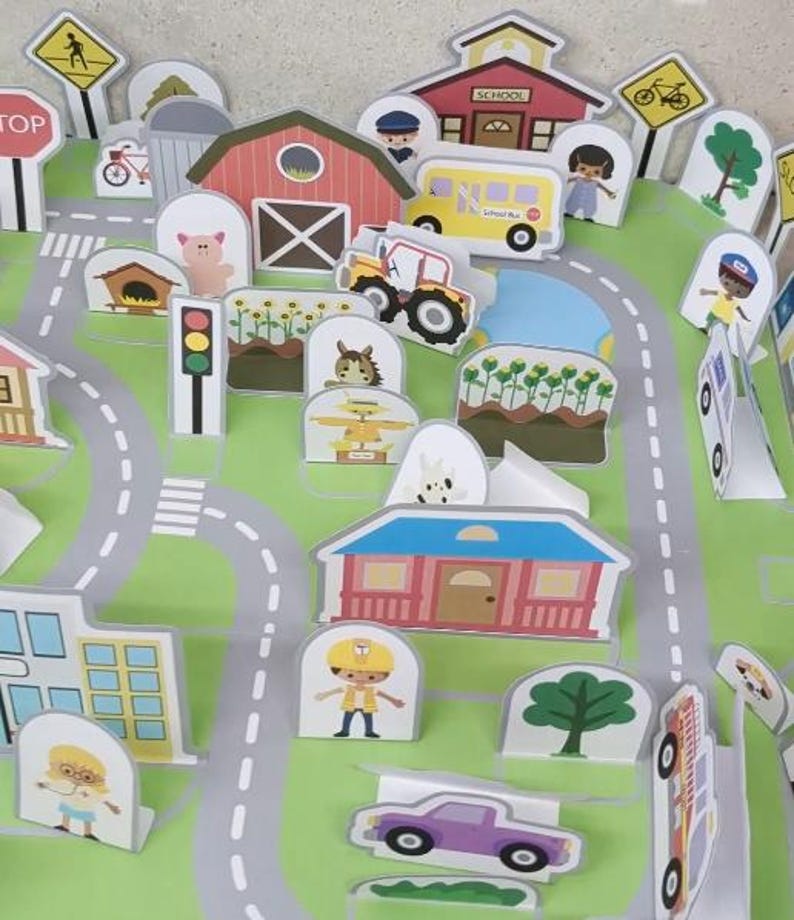 Op de afbeelding: Een kleurrijke, interactieve speelgoedstadsc&egrave;ne met wegen, gebouwen, voertuigen en figuren. Inclusief een school, boerderij, verkeerslichten en diverse borden. De sc&egrave;ne toont een schoolbus, tractor en een paarse auto.