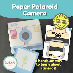 Peut inclure: Un kit de bricolage d'appareil photo Polaroid en papier comprenant un modèle d'appareil photo bleu clair et blanc, un gabarit imprimé avec des instructions de montage et une petite photo carrée illustrée d'une fleur bleue. Texte : Paper Polaroid Camera.