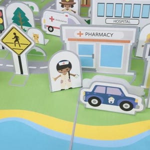 Op de afbeelding: Een kleurrijke, ge&iuml;llustreerde speelset met een stadsbeeld met een ziekenhuis, apotheek, ambulance, politieauto en een voetgangersoversteekplaats. De set bevat verschillende karakteruitsparingen en gebouwen.