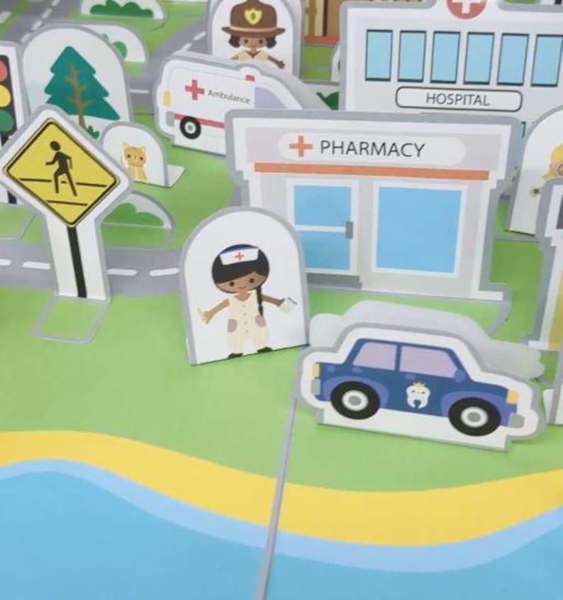 Op de afbeelding: Een kleurrijke, ge&iuml;llustreerde speelset met een stadsbeeld met een ziekenhuis, apotheek, ambulance, politieauto en een voetgangersoversteekplaats. De set bevat verschillende karakteruitsparingen en gebouwen.