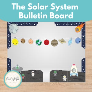 以下が含まれることがあります： 「The Solar System Bulletin Board」のテキストが入った掲示板。漫画の惑星の連なり、月、彗星、ロケット、エイリアンが特徴です。Craftytopia Creationsのロゴが左下にあります。
