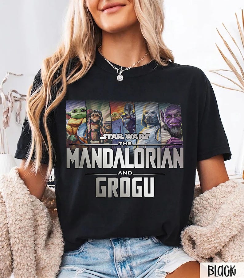 Pu&ograve; includere: T-shirt nera con grafica della serie Star Wars, "The Mandalorian and Grogu". Il design presenta vari personaggi della serie, con il testo del titolo in argento. La maglietta &egrave; a girocollo.