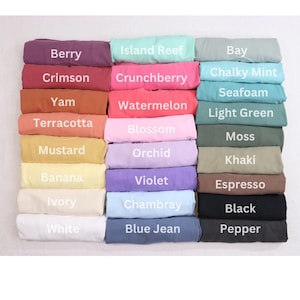 Peut inclure: Une pile de chemises pli&eacute;es de diff&eacute;rentes couleurs, notamment Berry, Crimson, Yam, Terracotta, Mustard, Banana, Ivory, White, Island Reef, Crunchberry, Watermelon, Blossom, Orchid, Violet, Chambray, Blue Jean, Bay, Chalky Mint, Seafoam, Light Green, Moss, Khaki, Espresso, Black et Pepper.