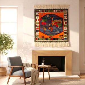 Puede incluir: Un tapiz colorido que representa un mapa del mundo, enmarcado por un borde de banderas. El tapiz presenta una vibrante combinación de colores naranja, azul y verde, con una franja color crema en la parte superior e inferior. Cuelga sobre una chimenea.