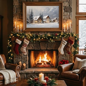 Peut inclure: Un salon chaleureux avec une cheminée allumée, un sapin de Noël et une cheminée décorée. Deux fauteuils en cuir font face à la cheminée. Une peinture d'un village enneigé est accrochée au-dessus de la cheminée. Des chaussettes de Noël et des bougies créent une ambiance festive.