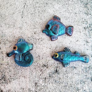 Fish and seahorse magnets in blue - Resin magnets with iridescent color change effect