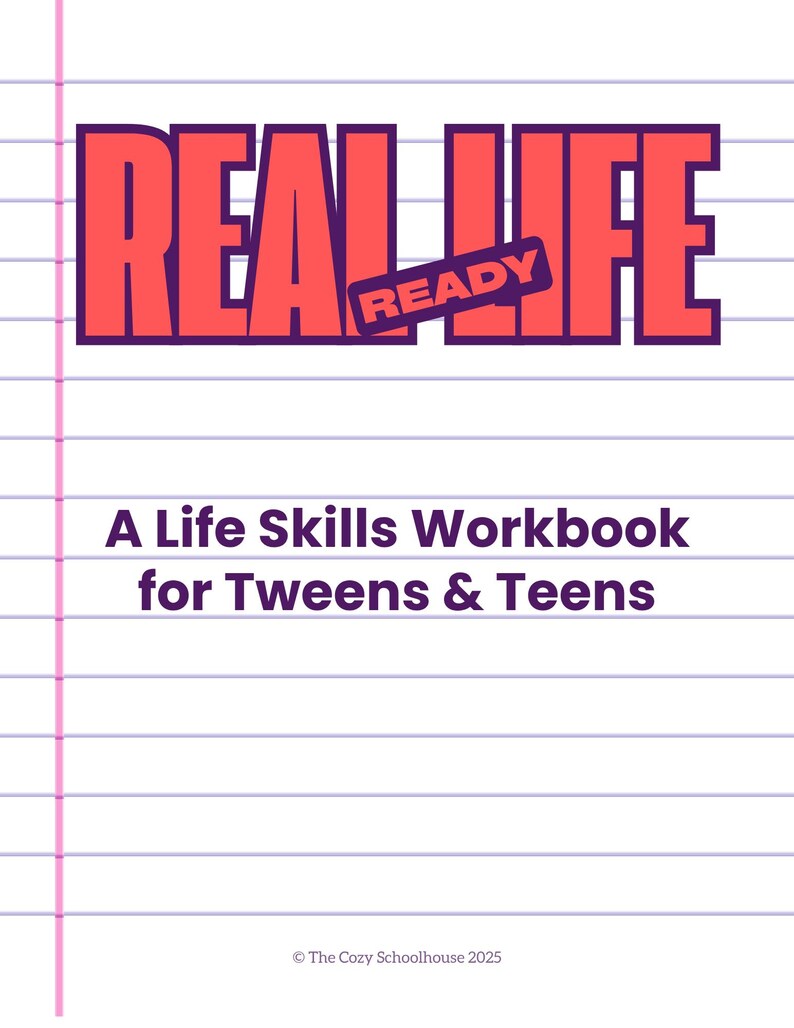 Pu&ograve; includere: Un quaderno di lavoro intitolato "REAL LIFE" con la parola "READY" su uno striscione. Il quaderno di lavoro &egrave; per le competenze di vita per preadolescenti e adolescenti. Lo sfondo &egrave; carta a righe con un margine rosa.
