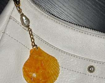 Llavero de concha marina hecho a mano, dije dorado para bolso, detalle de perla