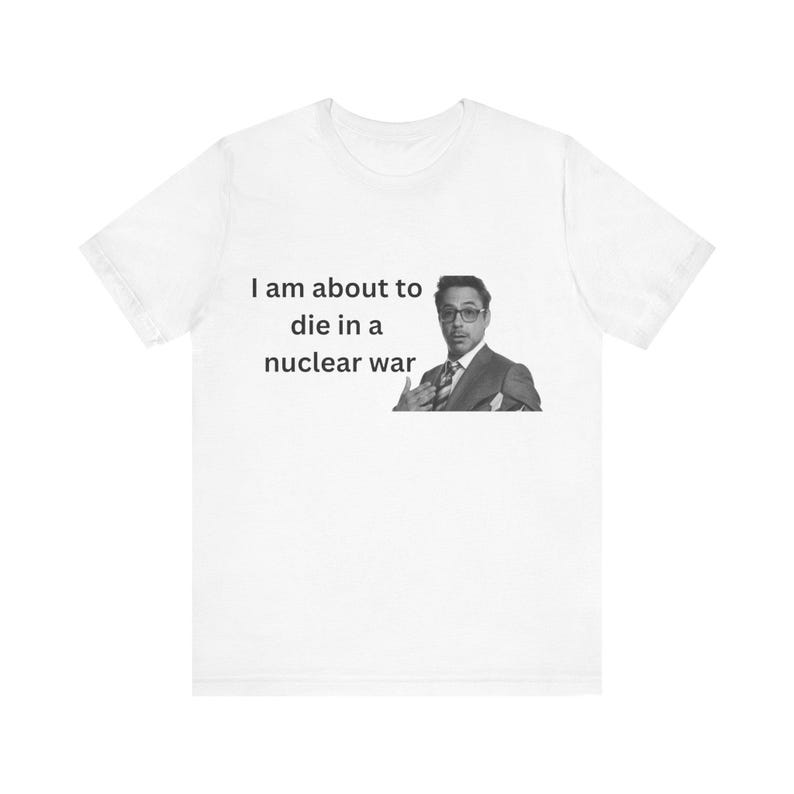 Ich bin dabei, in einem Atomkrieg zu sterben | Tony Stark zeigt Meme | Unisex Tee Bild 1