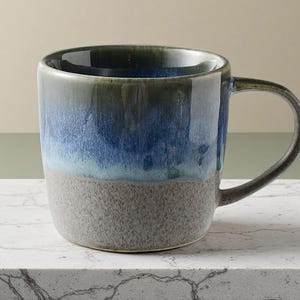Ocean Sky Keramisk Mugg • Handgjord Blå & Grå Keramikmugg • 350ml Coastal Glaze Kaffemugg • Hantverksmässig stengodsgåva