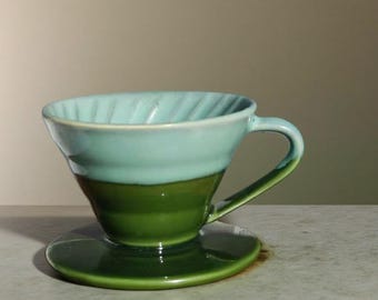 Handgefertigter grüner Keramik-Kaffeefilter • Spiralige Filtertasse • Hitzebeständiger Kegelbrauer • Handwerkliches Keramik-Geschenk