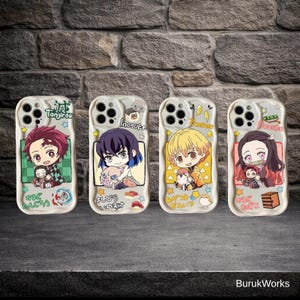 Könnte beinhalten: Vier Handyhüllen mit Anime-Charakter-Designs. Jede Hülle zeigt einen anderen Charakter mit leuchtenden Farben und japanischem Text. Die Hüllen sind hellgrau mit glänzendem Finish, und die Charaktere sind im Cartoon-Stil.