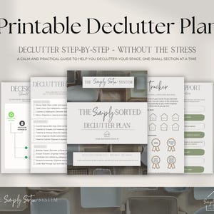 Puede incluir: Un plan de limpieza imprimible con el texto "Printable Declutter Plan". El plan incluye guías paso a paso, listas de verificación y rastreadores para ayudar a organizar y ordenar su espacio. El diseño es minimalista con una paleta de colores neutros.