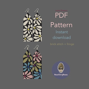 Puede incluir: Imagen de dos pares de pendientes de cuentas con un diseño floral. Un par es blanco y negro, el otro es multicolor. El texto de la imagen dice "PDF Pattern Instant download brick stitch + fringe". Los pendientes están hechos a mano.