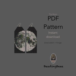 Può includere: Modello PDF per orecchini di perline con un design a forma di luna. Gli orecchini sono neri con una grafica a forma di luna bianca e verde. Il testo sull'immagine dice "The Moon PDF Pattern Instant download brick stitch + fringe" e il nome del negozio è "BeadingBeeee".