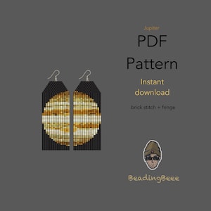 Puede incluir: Pendientes de cuentas negras con un diseño de Júpiter. Los pendientes presentan una franja negra y un patrón detallado en tonos dorados y blancos, con un gancho plateado. La imagen también incluye el texto "Jupiter PDF Pattern Instant download brick stitch + fringe".