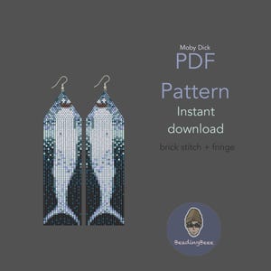 Puede incluir: Dos pendientes de cuentas con un diseño de ballena blanca, con punto de ladrillo y flecos. Los pendientes son blancos, azules y negros, con ganchos plateados. La imagen también incluye el texto "Moby Dick PDF Pattern Instant download".