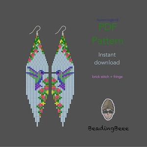 Peut inclure: Boucles d'oreilles en forme de colibri perlées, sur fond bleu clair. Les boucles d'oreilles présentent un motif de colibri dans les tons violets, verts et bleus, avec des accents floraux. Le texte "hummingbird PDF Pattern" est visible.