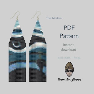 Può includere: Un modello PDF per orecchini di perline dal design moderno. Gli orecchini presentano un motivo geometrico nelle tonalità del blu, nero e bianco. Il testo sull'immagine dice "PDF Pattern" e "Instant download". Gli orecchini sono realizzati con punto mattone e frange.