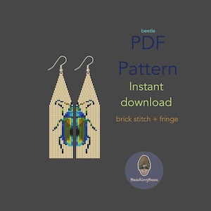 Pode incluir: Padrão de brincos de contas com um design de besouro colorido. Os brincos são feitos com a técnica de ponto de tijolo e franja. O texto na imagem diz "beetle PDF Pattern Instant download brick stitch + fringe".