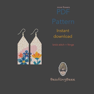 Op de afbeelding: Twee kralen oorbellen met een bloemenontwerp. De oorbellen hebben een witte bovenkant en een rechthoekig lichaam met een roze achtergrond en blauwe, oranje en gele bloemen. De tekst "more flowers", "PDF Pattern", "Instant download" en "brick stitch + fringe" is ook zichtbaar.