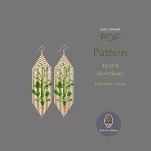 Puede incluir: Dos pendientes de cuentas con un diseño floral en verde y blanco sobre un fondo beige. Los pendientes son rectangulares con una parte superior triangular y una franja en la parte inferior. El texto "Good smells PDF Pattern Instant download brick stitch + fringe" es visible.