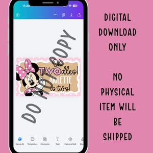 Op de afbeelding: Een smartphone toont een digitaal ontwerp met Minnie Mouse en de tekst "Oh Twodles! Anlette is two!" en "DO NOT COPY". De achtergrond is roze, met de tekst "ALLEEN DIGITALE DOWNLOAD" en "ER WORDT GEEN FYSIEK ARTIKEL VERZONDEN".