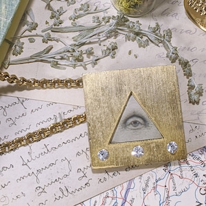 Collar dorado con el Ojo que todo lo ve, mal de ojo, pirámide, joyería reciclada y reutilizada, cristales, resina epoxi, metafísica, Illuminati.