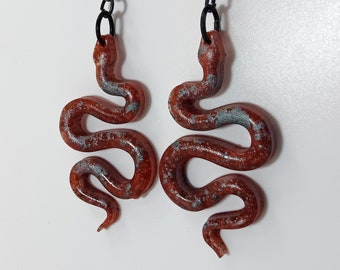 Boucles d'oreilles serpent rouge et bronze à canon, bijoux en résine époxy