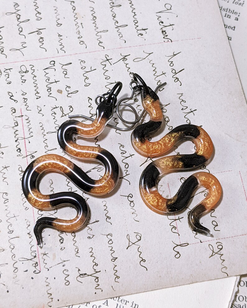 Boucles doreilles serpent, résine légère orange et noire, bijoux gothiques, horreur, effrayant, effrayant, macabre, résine époxy faite à la main image 2