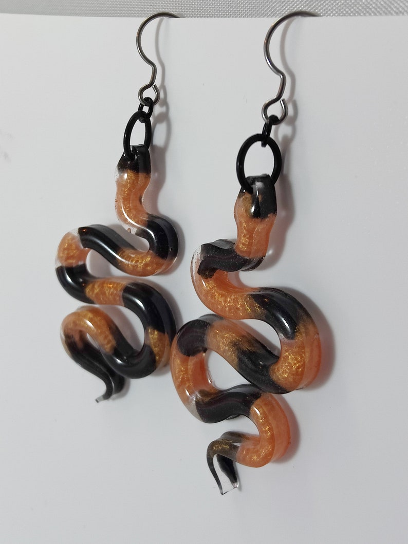 Boucles doreilles serpent, résine légère orange et noire, bijoux gothiques, horreur, effrayant, effrayant, macabre, résine époxy faite à la main image 3