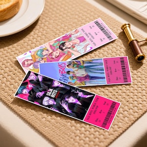 Puede incluir: Tres entradas rosas para un concierto con ilustraciones de un grupo de personas. Las entradas dicen "SAJA BOYS: WORLD TOUR SODA POP" e incluyen detalles como la fecha, la fila y el número de asiento. Están sobre una superficie tejida.