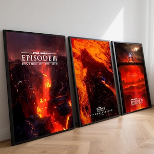 Puede incluir: Tres carteles enmarcados de Star Wars Episodio III: La Venganza de los Sith. Los carteles presentan imágenes ardientes, naranjas y rojas con el título y el logotipo de la película. Los carteles se exhiben sobre un suelo de madera clara.