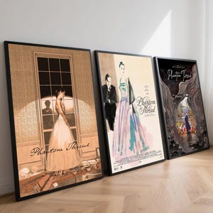 Può includere: Sono esposti tre poster incorniciati del film "Il filo nascosto". I poster presentano illustrazioni di personaggi in abiti d'epoca, tra cui una donna in abito vicino a una finestra. Il titolo del film è scritto in elegante calligrafia. Le cornici sono nere.