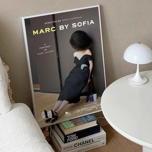 Puede incluir: Un juego de tres tazas de cerámica con un acabado mate moteado. Las tazas son en tonos crema, gris claro y gris oscuro. Cada taza tiene un diseño simple y minimalista, adecuado para café o té.