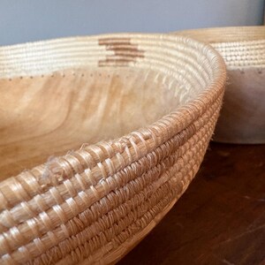 Anthropologie Sisal-Wrapped Wooden Decorative Bowls – Set of 2 (12.5” & 10.5”) afbeelding 5