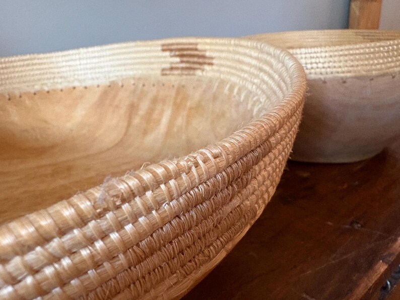 Anthropologie Sisal-Wrapped Wooden Decorative Bowls – Set of 2 (12.5” & 10.5”) afbeelding 5