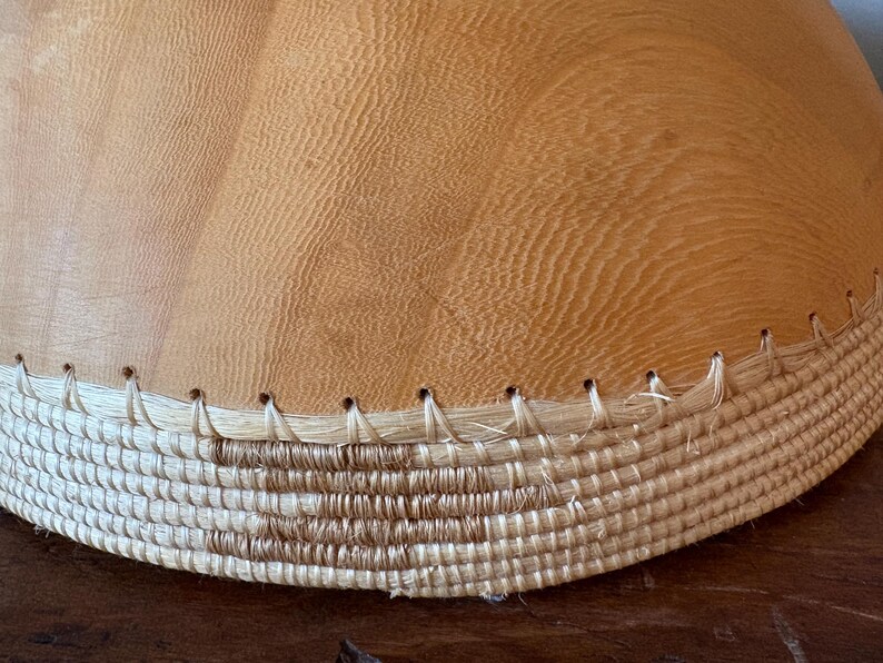 Op de afbeelding: Set van drie keramische mokken met een gespikkelde, matte afwerking. De mokken zijn in cr&egrave;me, lichtgrijs en donkergrijs. Elk heeft een eenvoudig, minimalistisch ontwerp.