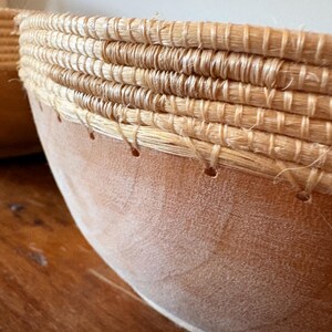 Anthropologie Sisal-Wrapped Wooden Decorative Bowls – Set of 2 (12.5” & 10.5”) afbeelding 4