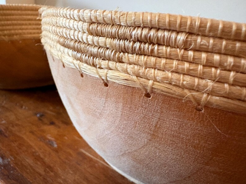 Anthropologie Sisal-Wrapped Wooden Decorative Bowls – Set of 2 (12.5” & 10.5”) afbeelding 4