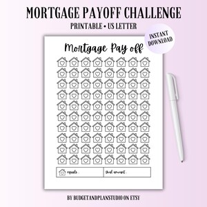 Könnte beinhalten: Ein schwarz-weißes, druckbares Blatt für die Hypotheken-Abzahlungs-Challenge. Das Blatt zeigt ein Raster von hausförmigen Symbolen mit Herzen und dem Text "Mortgage Pay off". Enthält Platz, um den Zielbetrag zu schreiben. Ein weißer Stift befindet sich rechts.