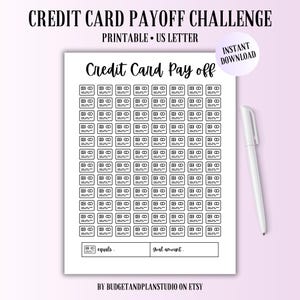 Könnte beinhalten: Ein schwarz-weißes, bedruckbares "Credit Card Payoff Challenge"-Blatt mit einem Raster aus Kreditkarten-Symbolen. Das Blatt enthält den Text "Credit Card Pay off", "Printable US Letter" und "Instant Download". Ein weißer Stift liegt rechts.