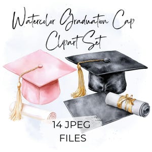 Op de afbeelding: Waterverfillustratie van afstudeerpetten en diploma's. Een roze pet met een gouden kwast staat naast een zwarte pet met een gouden kwast. Een opgerold diploma met een gouden lint is ook afgebeeld. De tekst luidt "Watercolor Graduation Cap Clipart Set".